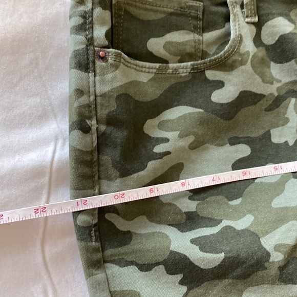NWOT Old Navy, rockstar, green camouflage jean. Mid rise. Size 16. - Picture 8 of 9
